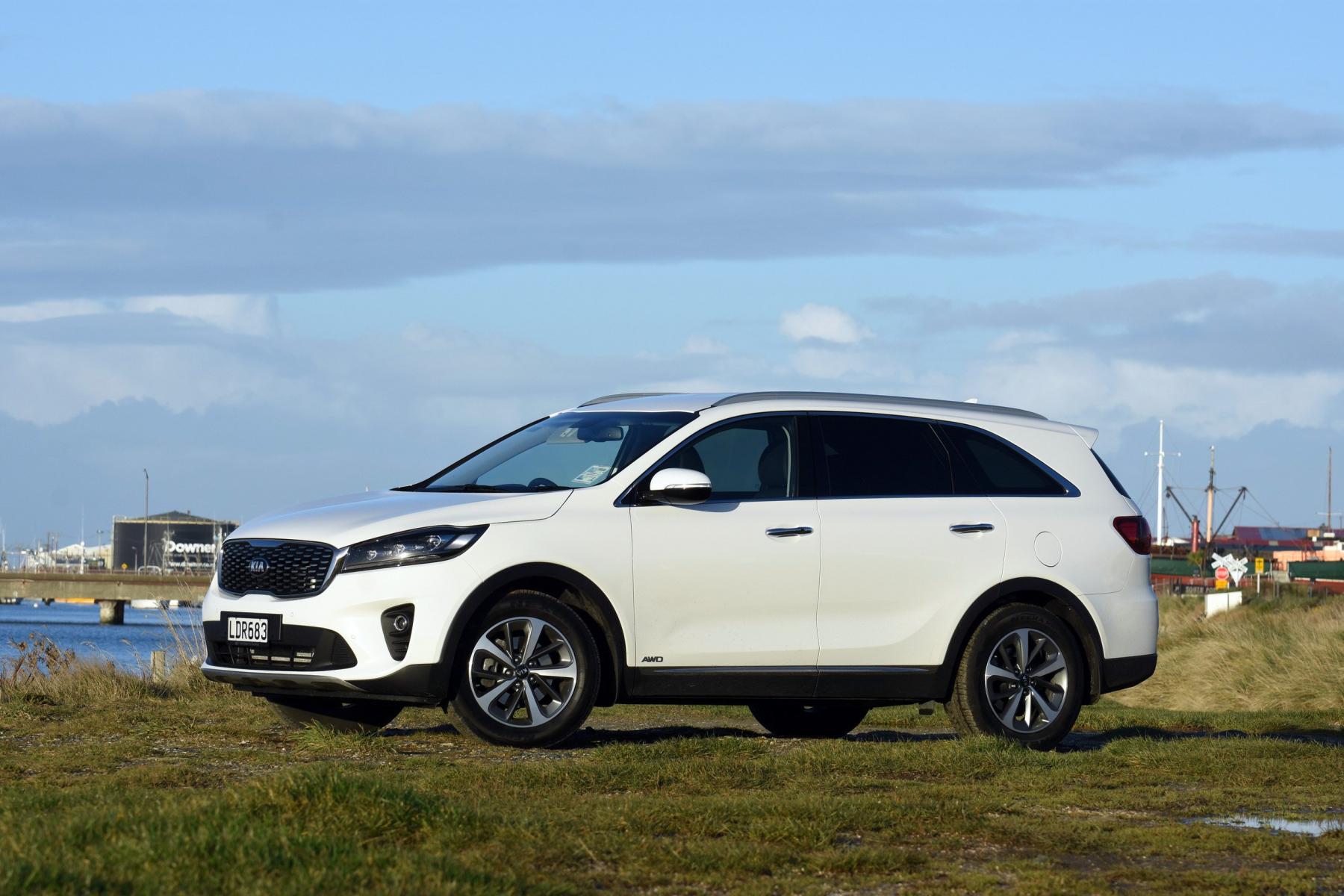 Kia Sorento: Operation of the rear parking assist system Kia Sorento: Operation of the rear parking assist system